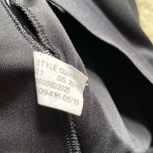 Under Armour black and white sports bra bundle - Picture 13 of 13